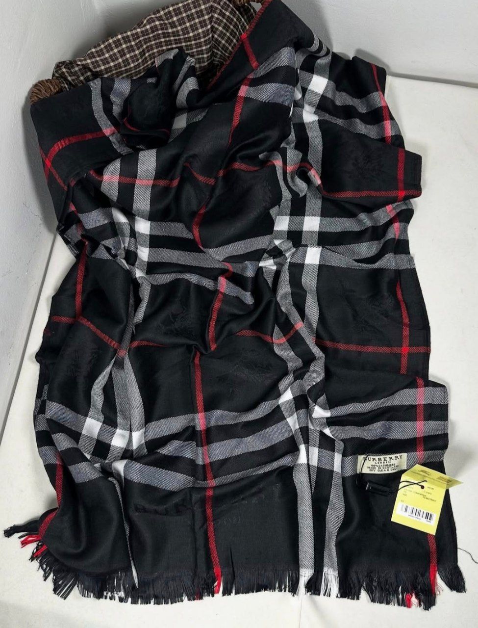 شال زنانه ژاکارد طرح باربری (مشکی)