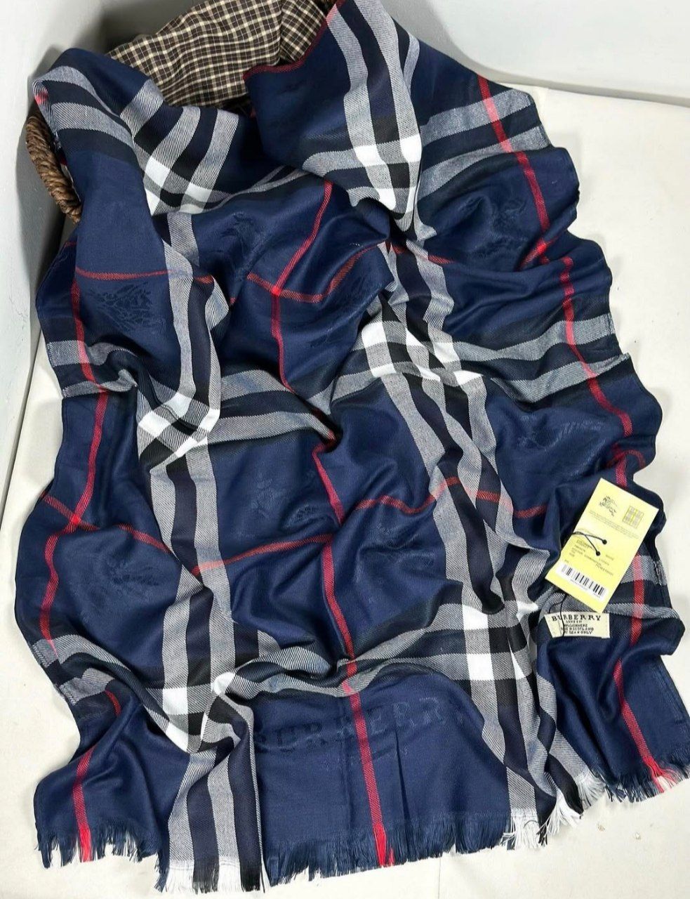 شال زنانه ژاکارد طرح باربری(سورمه ای)