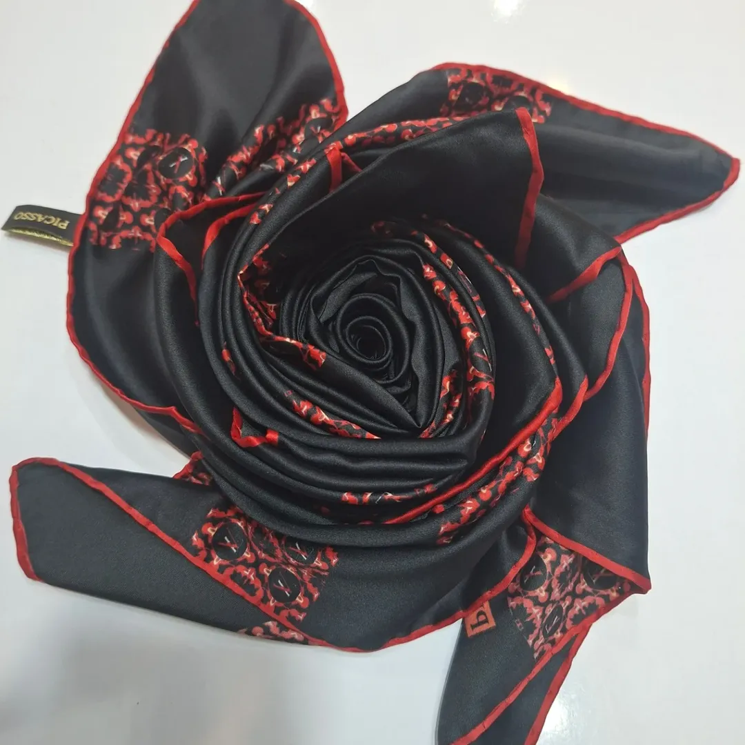 روسری طرحدار مشکی دور دست دوز قواره ۱۱۰