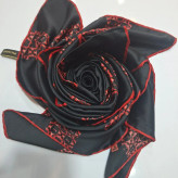 روسری طرحدار مشکی دور دست دوز قواره ۱۱۰