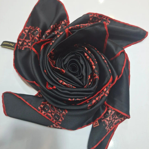 روسری طرحدار مشکی دور دست دوز قواره ۱۱۰