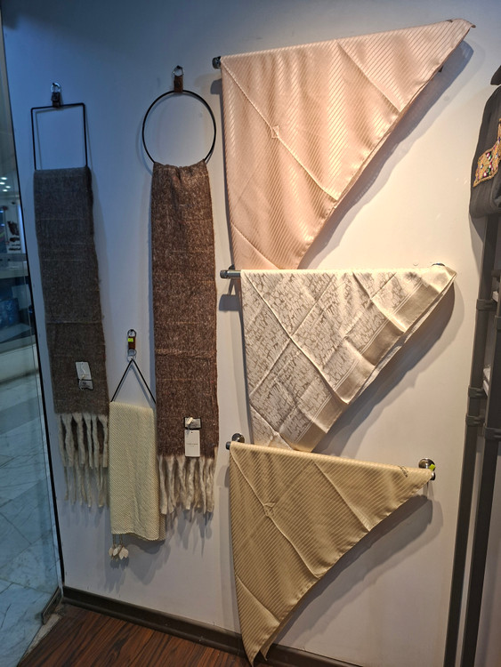 روسری نخی ژاکارد_طرح سنگی_رنگ سفید نباتی